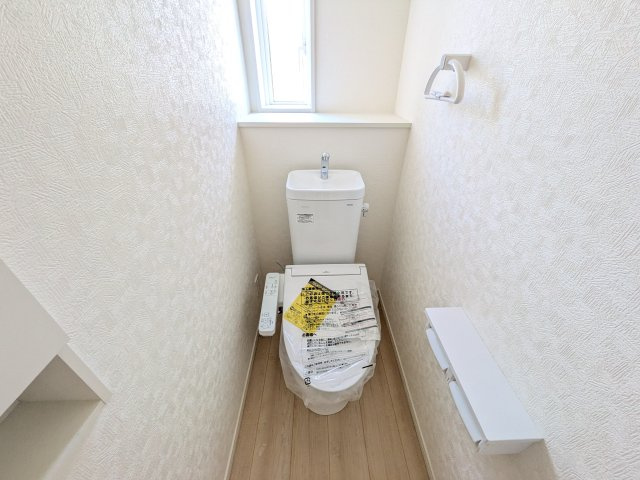 那珂市中台　第2　新築戸建て　のトイレ|少ない水でもパワフルに洗浄する節水設計。清潔さと機能性を両立させた、毎日気持ち良く使えるトイレ空間です。