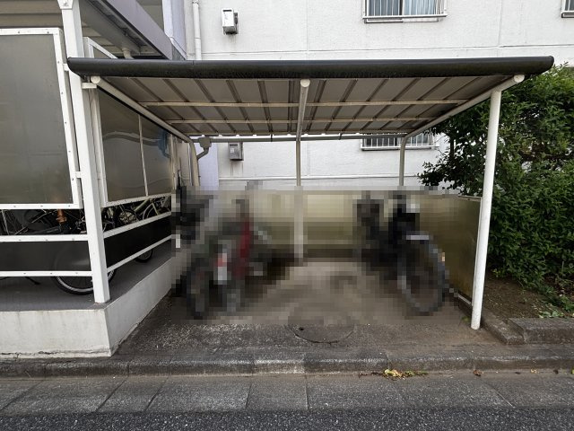 エントランス横屋根付き駐輪場です