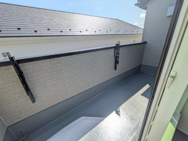 守谷市松ケ丘5丁目　01期　新築戸建て　1号棟のバルコニー|広々としたワイドバルコニーは、日当たり良好で毎日の洗濯物干しに最適です。