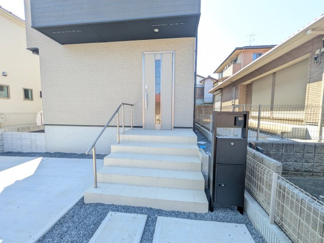 守谷市松ケ丘5丁目　01期　新築戸建て　1号棟の玄関|玄関ドアはカードキーで開閉も楽々♪
スマホでの開錠と施錠も可能です！
玄関上部には人感センサー付きのダウンライトがあるので、夜間の帰宅時に自動で点灯してくれます♪
防犯対策面にも一役買ってくれます！