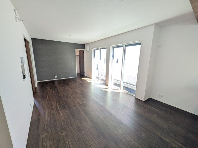 守谷市松ケ丘5丁目　01期　新築戸建て　1号棟の居間・リビング|南向きで明るく陽当たりの良いリビングです♪
