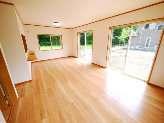 山武市木原　中古戸建の居間・リビング|内外装リフォーム済み令和8年6月 敷地約102坪 ２LDK平成17年11月築 システムキッチン新品