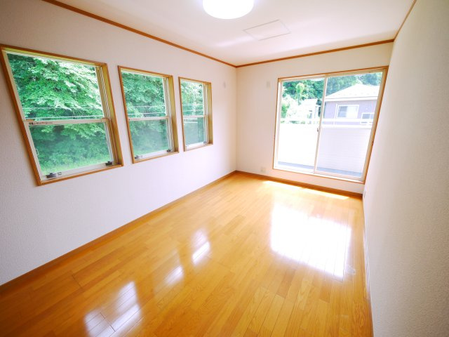 山武市木原　中古戸建の洋室|内外装リフォーム済み令和8年6月 敷地約102坪 ２LDK平成17年11月築 システムキッチン新品