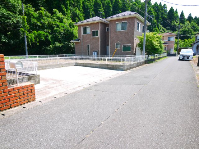 山武市木原　中古戸建の駐車場|内外装リフォーム済み令和8年6月 敷地約102坪 ２LDK平成17年11月築 システムキッチン新品