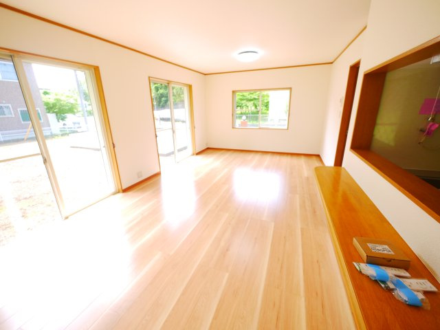 山武市木原　中古戸建の居間・リビング|内外装リフォーム済み令和8年6月 敷地約102坪 ２LDK平成17年11月築 システムキッチン新品