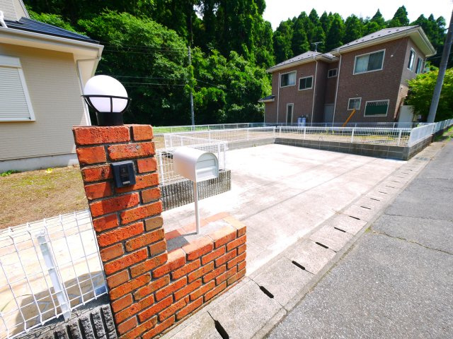 山武市木原　中古戸建の駐車場|内外装リフォーム済み令和8年6月 敷地約102坪 ２LDK平成17年11月築 システムキッチン新品