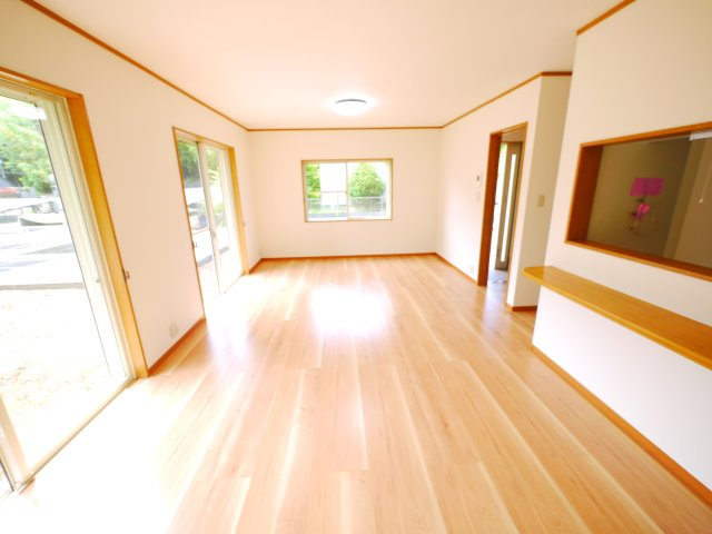 山武市木原　中古戸建の居間・リビング|内外装リフォーム済み令和8年6月 敷地約102坪 ２LDK平成17年11月築 システムキッチン新品