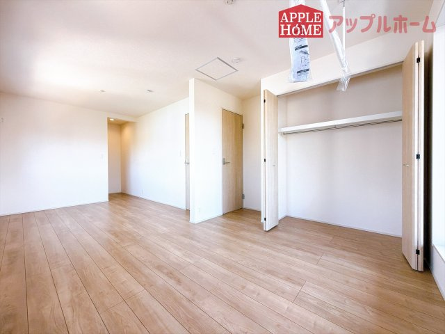 [新築住宅] 坂戸市伊豆の山町 7期 全2棟の居間・リビング|２階居室は全室収納あり！たっぷりある収納活用でお部屋もキレイを保てます♪