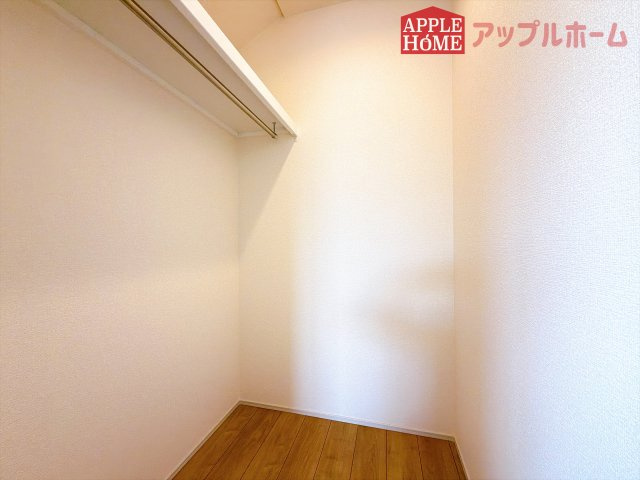 [新築住宅] 坂戸市伊豆の山町 7期 全2棟の収納|お洋服を大切にされる方に大変喜ばれる、ウォークインクローゼット。お洋服以外にも掃除機やスーツケースなどを一箇所に集約できるのは魅力ですね！
