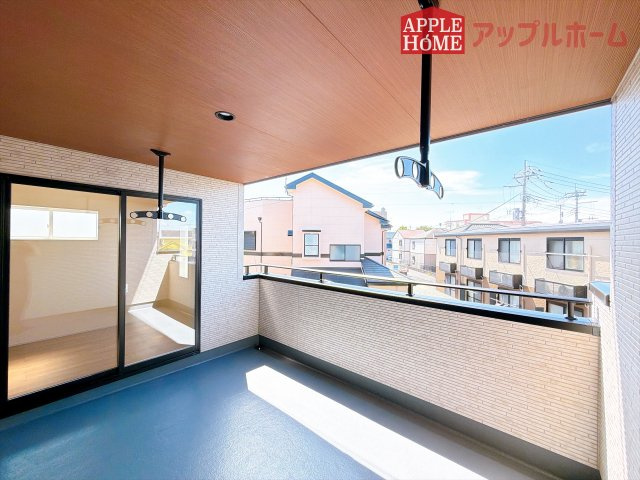 [新築住宅] 坂戸市伊豆の山町 7期 全2棟のバルコニー|インナーバルコニーで突然の雨でも安心♪直射日光を防げるので、紫外線を気にせず自然の光や風を感じながら日光浴もできちゃいます♪
