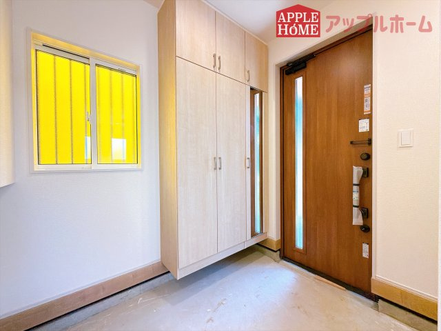 [新築住宅] 坂戸市伊豆の山町 7期 全2棟の玄関|明るく清潔感のある玄関でお客様を迎えるスペースをパッと明るい印象に！大容量の収納力で大家族の履物もすっきり収納できます♪