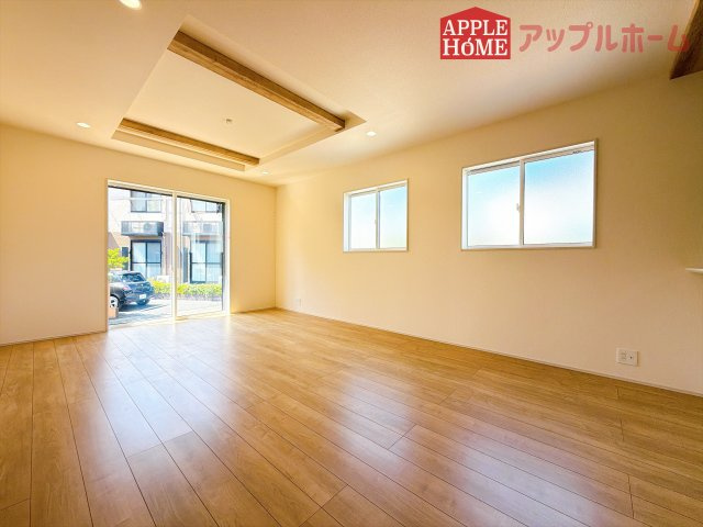 [新築住宅] 坂戸市伊豆の山町 7期 全2棟の居間・リビング|窓から差し込む光で家族を温かく包み込みます。明るいリビングで子育てする喜びを☆いつでも見学可能です！