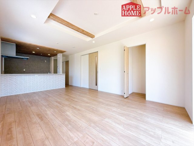 [新築住宅] 坂戸市伊豆の山町 7期 全2棟の居間・リビング|広々リビング×対面キッチンで家族の会話も弾みます♪家族団らんの秘訣は間取りにあり☆夢のマイホームを一緒に叶えましょう！