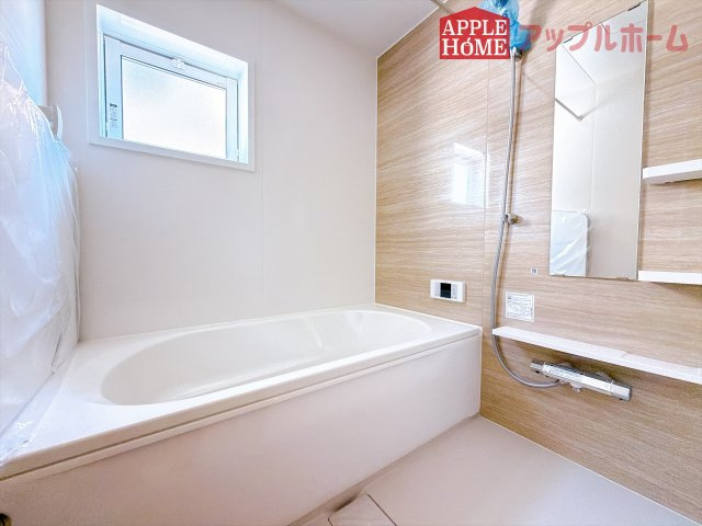 [新築住宅] 坂戸市伊豆の山町 7期 全2棟の浴室|窓付きのバスルームは、採光もあり明るく気持ちの良い空間です。窓があることで、換気環境も良好。掃除もスムーズに出来ます♪
