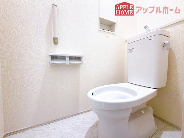 [新築住宅] 坂戸市伊豆の山町 7期 全2棟のトイレ|白を基調とした清潔感のある明るい空間。温水洗浄便座付きで、毎日快適・清潔に使用できます。操作しやすい壁面リモコンを採用しています。