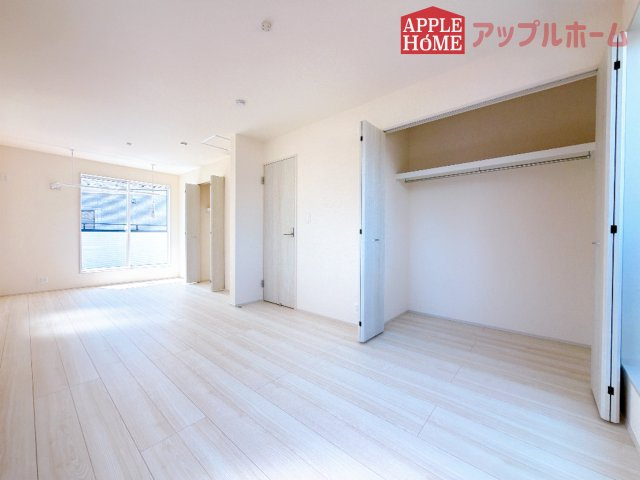 [新築住宅] 坂戸市伊豆の山町 7期 全2棟の洋室|２階居室は全室収納あり！たっぷりある収納活用でお部屋もキレイを保てます♪
