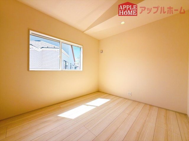 [新築住宅] 坂戸市伊豆の山町 7期 全2棟の洋室|２階居室は全室収納あり！たっぷりある収納活用でお部屋もキレイを保てます♪