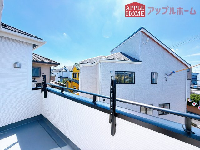 [新築住宅] 坂戸市伊豆の山町 7期 全2棟のバルコニー|家族分の洗濯物もしっかり干せます。日当たりも良く、毎日のお洗濯が楽しくなりそう♪お布団は手軽に干せていつもポカポカに☆