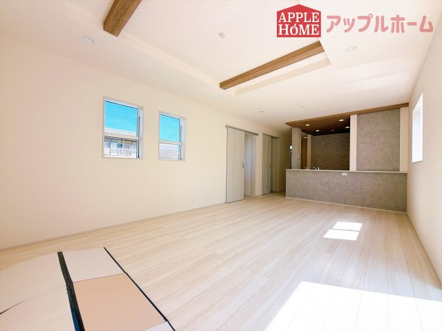 [新築住宅] 坂戸市伊豆の山町 7期 全2棟の居間・リビング|広々リビング×対面キッチンで家族の会話も弾みます♪家族団らんの秘訣は間取りにあり☆夢のマイホームを一緒に叶えましょう！