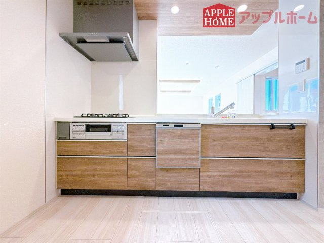 [新築住宅] 坂戸市伊豆の山町 7期 全2棟のキッチン|キッチンから部屋中が見守れるので、小さなお子様がいるご家庭でも安心です。シンプル×ナチュラルな温かい空間は、どんなスタイルの家具も合わせやすいお部屋です。