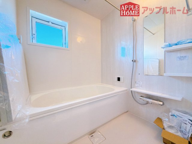 [新築住宅] 坂戸市伊豆の山町 7期 全2棟の浴室|窓付きのバスルームは、採光もあり明るく気持ちの良い空間です。窓があることで、換気環境も良好。掃除もスムーズに出来ます♪