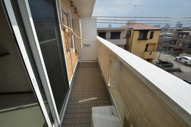 神戸市中央区宮本通５丁目のアパートのバルコニー