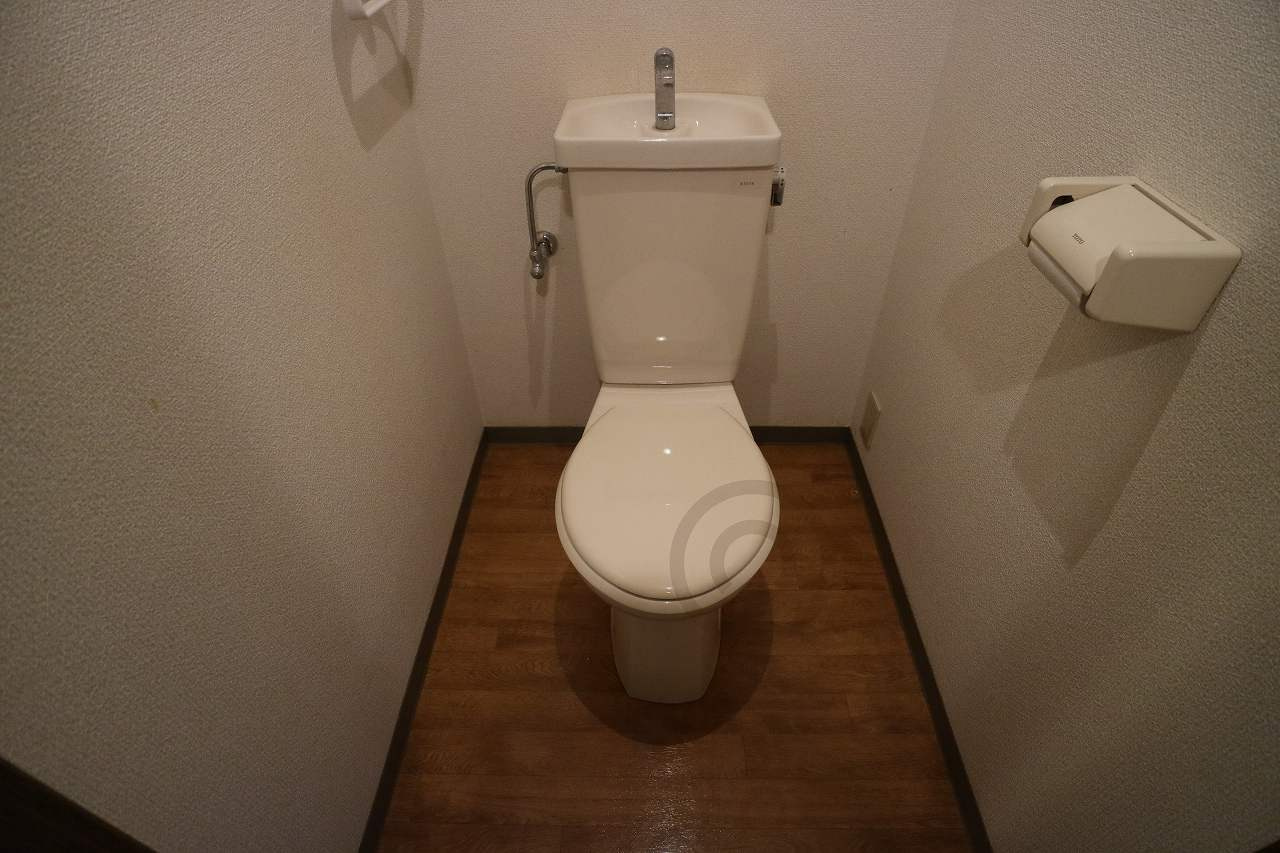 神戸市灘区大和町４丁目の賃貸マンションのトイレ