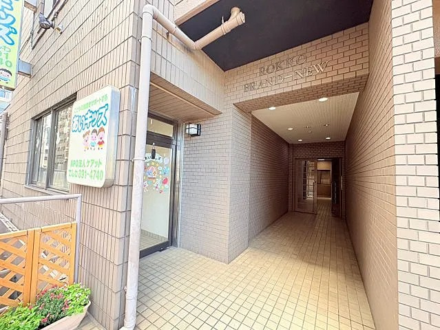 神戸市東灘区甲南町４丁目の賃貸マンションのエントランス