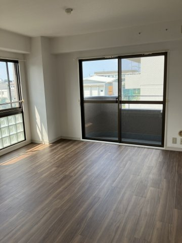 神戸市東灘区甲南町４丁目の賃貸マンションの居間・リビング
