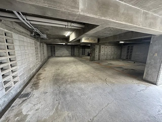 神戸市灘区城の下通３丁目の賃貸マンションの駐車場