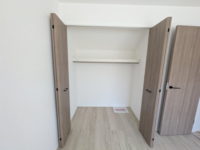 守谷市松ケ丘5丁目　01期　新築戸建て　2号棟の収納|パイプ棚付きで奥行きもある大容量のクローゼットです♪