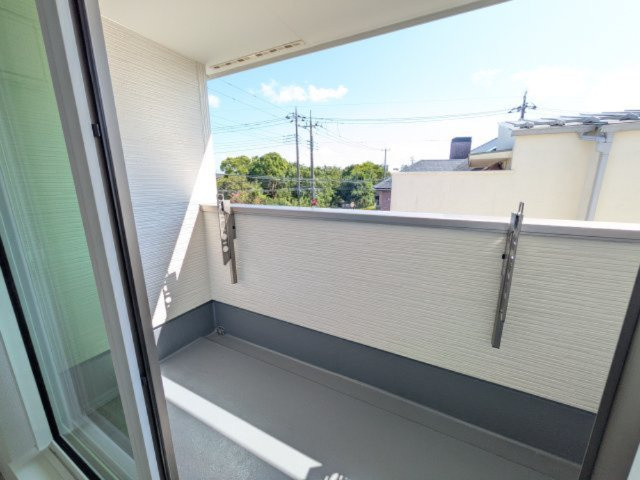 守谷市松ケ丘5丁目　01期　新築戸建て　2号棟のバルコニー|急な雨でも安心のインナーバルコニー。洗濯物や布団を干したまま外出でき、家事のストレスを大幅に軽減します。