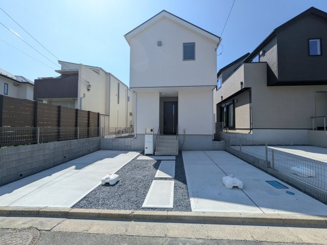 守谷市松ケ丘5丁目　01期　新築戸建て　2号棟の前面道路含む現地写真|駐車は2台可能です♪