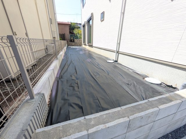 守谷市松ケ丘5丁目　01期　新築戸建て　2号棟の庭|リビングに明るい光を届ける南庭。
お子様の遊び場やペットのスペースとしても最適です。
室内外で心地よい暮らしが叶います。
