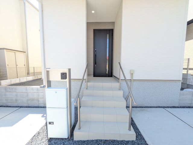 守谷市松ケ丘5丁目　01期　新築戸建て　2号棟の玄関|玄関ドアはカードキーで開閉も楽々♪
スマホでの開錠と施錠も可能です！
玄関上部には人感センサー付きのダウンライトがあるので、夜間の帰宅時に自動で点灯してくれます♪
防犯対策面にも一役買ってくれます！