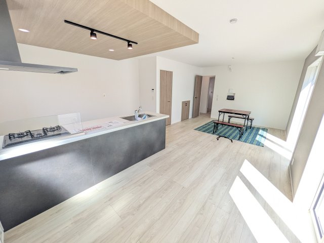 守谷市松ケ丘5丁目　01期　新築戸建て　2号棟の居間・リビング|南向きで明るく陽当たりの良いリビングです♪