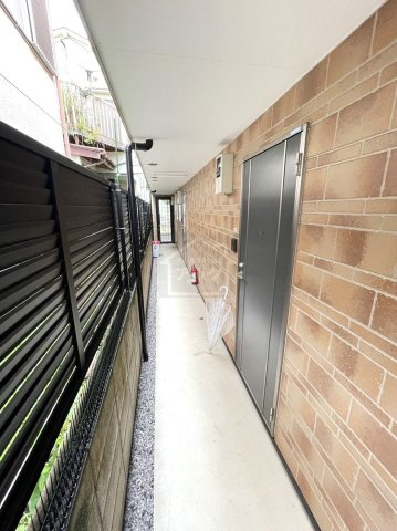 新宿区西落合３丁目のアパートの玄関