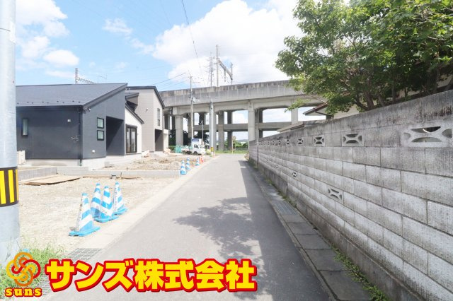 郡山市富久山町久保田字岡ノ城　　　2号棟　　　行健小学校、行健中学区の外観|南側前面道路