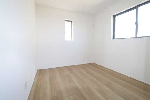 郡山市富久山町久保田字岡ノ城　　　2号棟　　　行健小学校、行健中学区の洋室|※同社施工例
