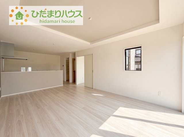 【居間・リビング】 | つくばみらい市谷井田10期　新築戸建 | リビングの大きな窓からは、暖かな日の光が降り注ぎます・・・