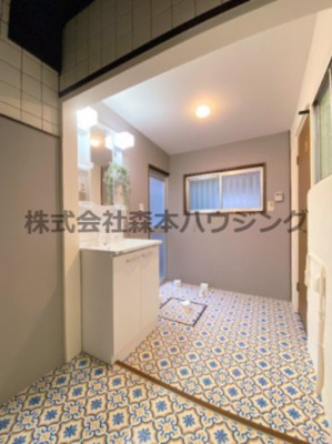 【洗面所】 | 　寝屋川市点野4丁目8テラスハウス | ゆったりとスペースのある洗面所