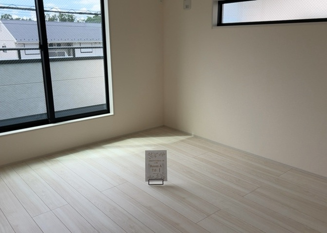 【寝室】 | 2階にある7.0帖の洋室は主寝室に最適な広さです。2面採光で心地よい光と風を取り込め、リラックスできる環境が整っています。収納豊富なウォークインクローゼットを備えており、部屋を広く使えます。