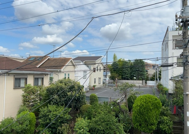 【展望】 | 第一種低層住居専用地域の閑静な住宅街に位置しており、周囲に高い建物がないため開放的な眺望が広がります。陽当たり・通風ともに良好で、心地よい風を感じながら穏やかな住環境を満喫できるロケーションです。