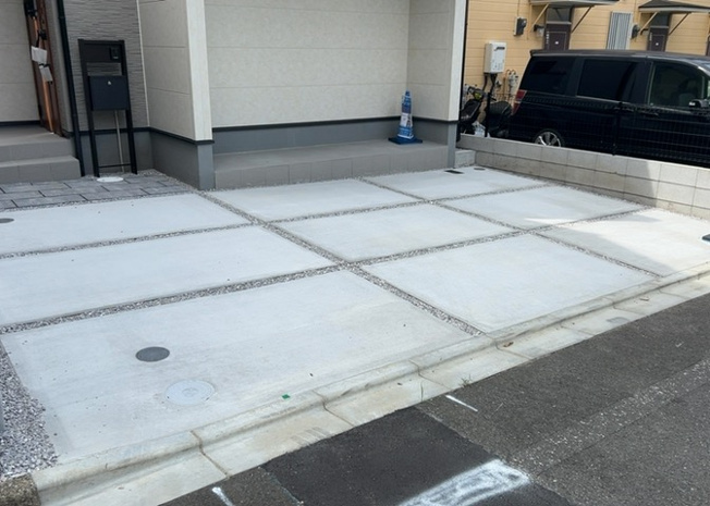 【駐車場】 | 敷地内には2台分のカースペースを確保しており、セカンドカーや来客時の駐車にも対応可能です。前面道路は幅員6.0mの公道となっており、視界が広く車の出し入れや駐車操作も慌てずスムーズに行えます。