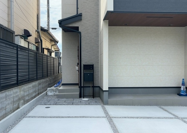 【庭】 | 敷地内には日当たりの良いお庭スペースがございます。ガーデニングを楽しんだり、お子様の遊び場やビニールプールを置く場所として幅広く活用できます。戸建てならではのプライベートな屋外空間を楽しめます。