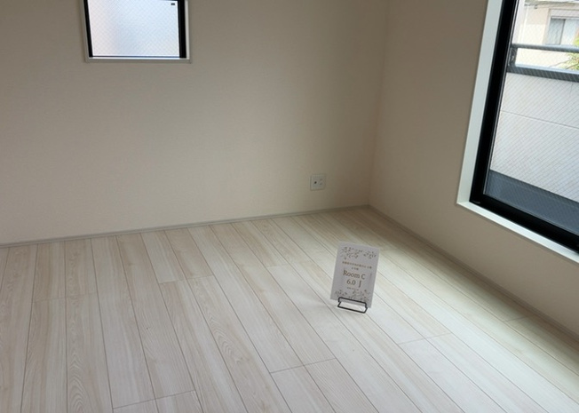 【子供部屋】 | 2階の6.0帖洋室は、お子様のお部屋としてもぴったりのサイズ感です。2面採光で明るい陽光が差し込み、クローゼットも備わっているため学習用品や衣類を自分で整頓する習慣を育むのに快適な環境です。