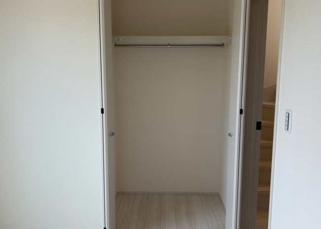 【収納】 | 2階7.0帖の主寝室に備え付けられたウォークインクローゼットです。衣類はもちろん、スーツケースや季節物の家電などの大きな荷物もたっぷり収納可能。お部屋をすっきり広々と使うことができます。