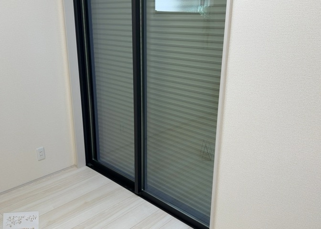 【内装】 | 新築ならではの最新設備が整えられた室内仕様です。全居室に収納が配置されており、居室スペースを広く使えます。複層ガラス等の高い断熱仕様により、冷暖房効率が高く省エネで快適な室内環境を保ちます。