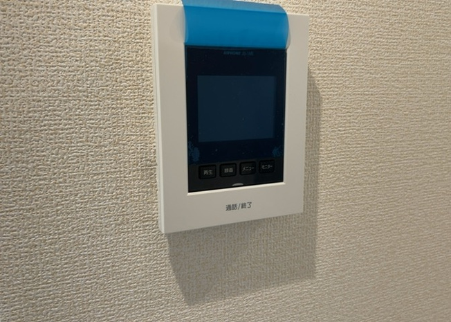 【セキュリティ】 | 防犯面で頼もしいTVモニター付きインターホンを標準装備。室内から来訪者の姿を顔写真と映像で確認してから対応できるため、お子様のお留守番時や一人で過ごす時間も安心して生活していただけます。