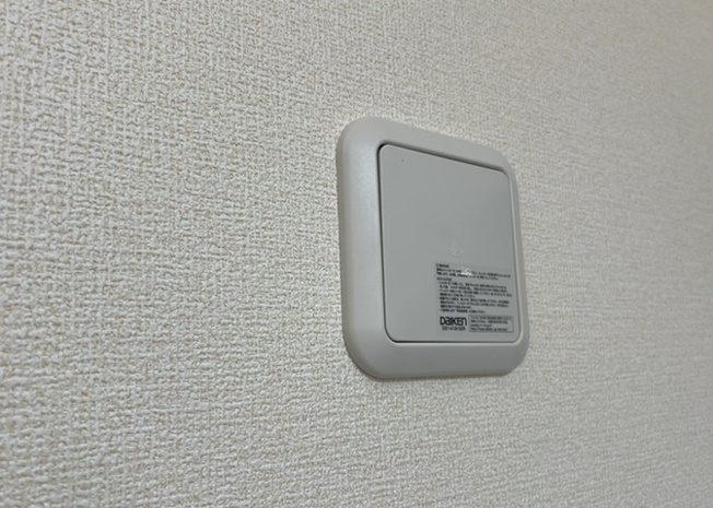 【冷暖房・空調設備】 | 24時間換気システムを導入しており、窓を閉め切ったままでも常に綺麗で新鮮な空気の流れを保ちます。結露の抑制やハウスダスト対策にも有効で、ご家族全員が健やかに過ごせる室内環境をつくります。